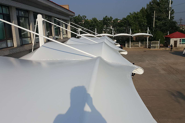 哈爾濱張拉膜結構汽車棚的特點